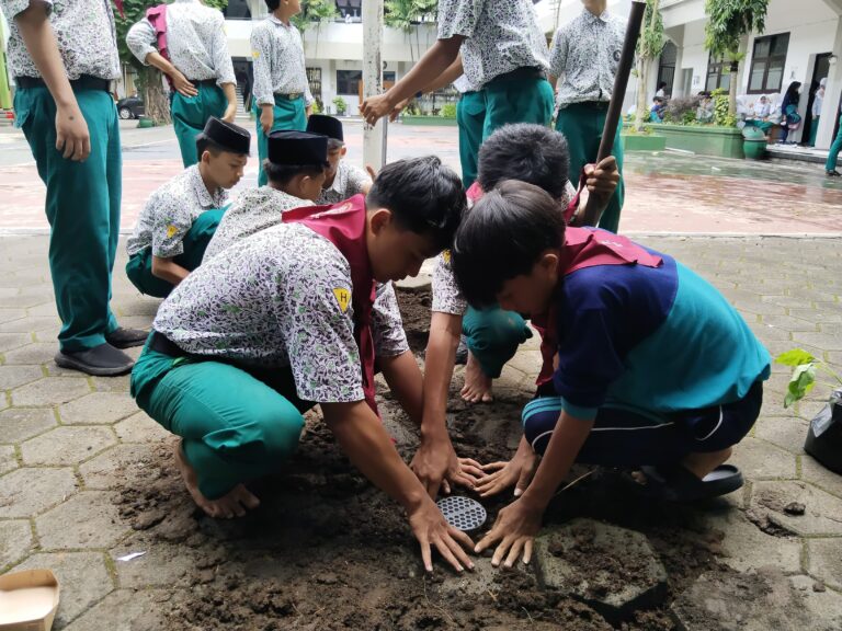 Gerakan “Pelajar Peduli Lingkungan” Warnai Peringatan Hari Bumi 2026 di MTs Almaarif 01 Singosari