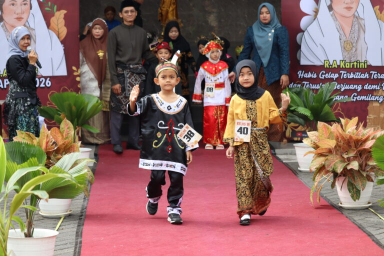 Semangat Kartini Hidup di SDI Almaarif 02 Singosari Lewat Fashion Show Pakaian Adat