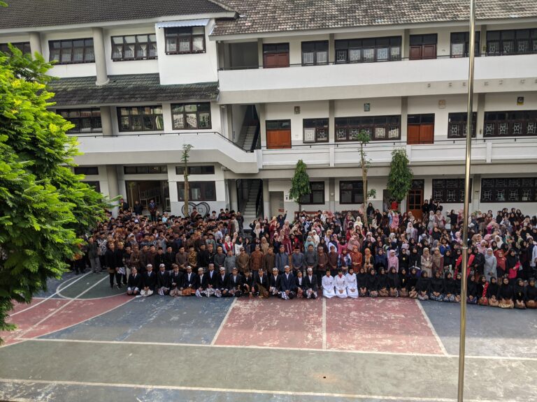 Semangat Kartini Hidup di MTs Almaarif 01 Singosari, dari Busana Adat hingga Aksi Hijau